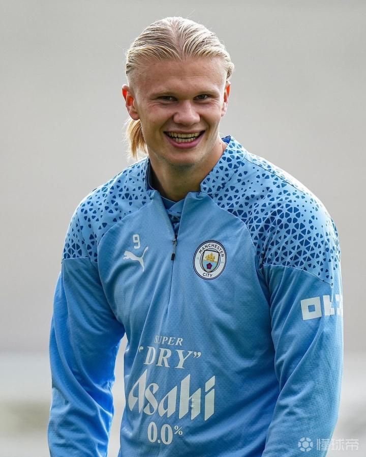 香港明星足球队燃情昆明 近万人合唱共忆流金岁月