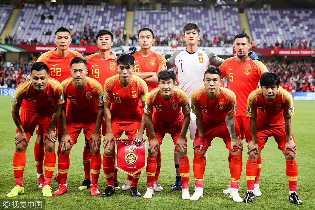 NBA选秀前三顺位最强之争：詹姆斯状元无悬念，探花乔丹秒杀全场！榜眼位置至今争论不休